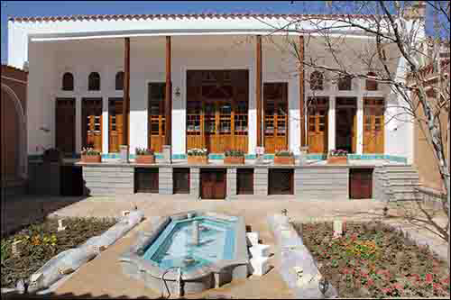 سیر تحول کالبدی و عملکردی نقشه خانهها در نجفآباد؛ از معماری درونگرای قاجار تا آپارتماننشینی مدرن